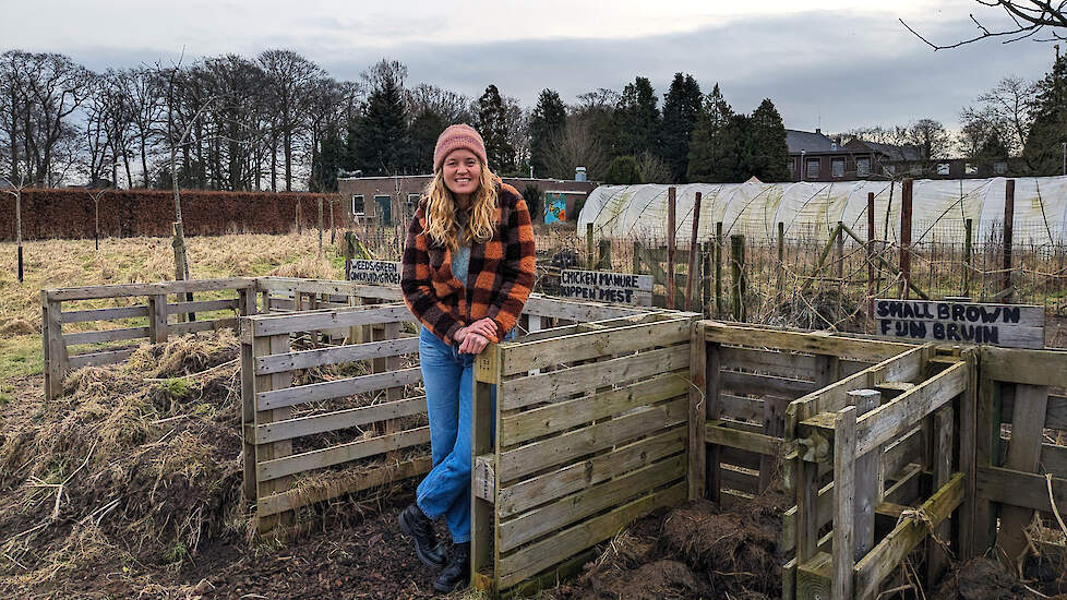 Ellen Willems bij de verschillende vormen van compost waarmee ze experimenteert.