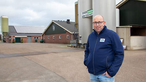 Wim Brouwer voor zijn kalverbedrijf. Een spandoek geeft aan dat hij zich sterk maakt voor de sector.