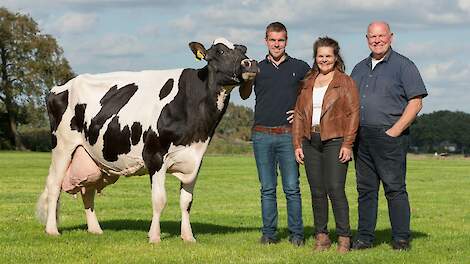 Ben, Ingrid en Jos Knoef bij Betje 287, die in 2022 als honderdste koe een melkproductie van meer dan 100.000 liter behaalde.