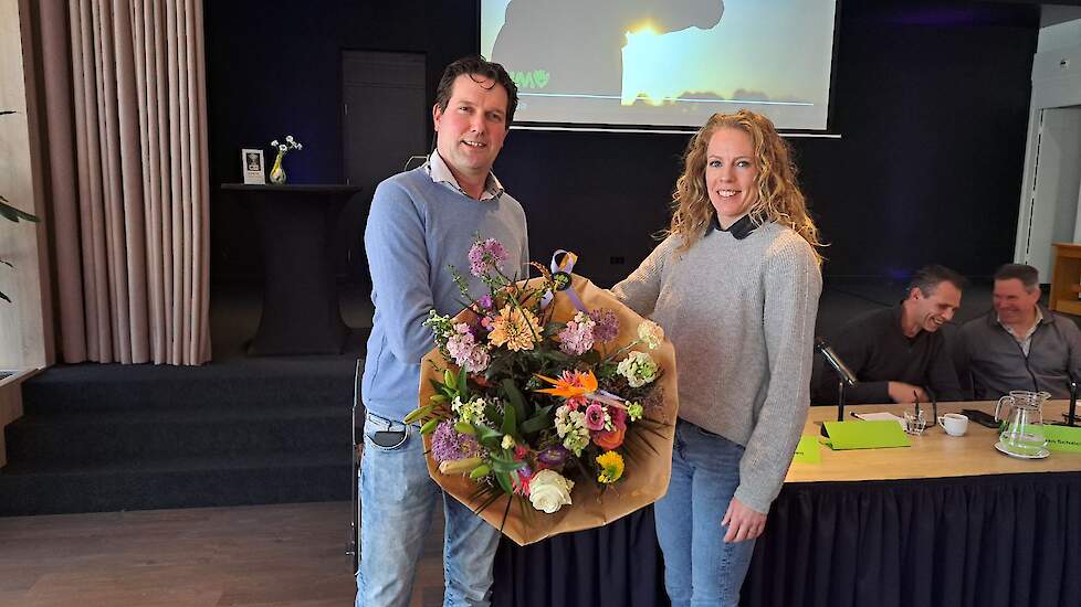 Harmen Endendijk neemt de felicitaties van NMV-secretaris Gertruud Portegies in ontvangst na zijn verkiezing tot nieuwe voorzitter.