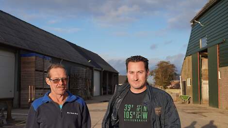 Jan Knook (links) heeft samen met zijn zoon Dennis een akkerbouwbedrijf in Willemstad (N-Br). Op ca. 60 hectare rivierklei verbouwt hij consumptie-aardappelen (incl. pootgoed voor eigen vermeerdering), suiker- en voederbieten, plant- en zaaiuien, winterta