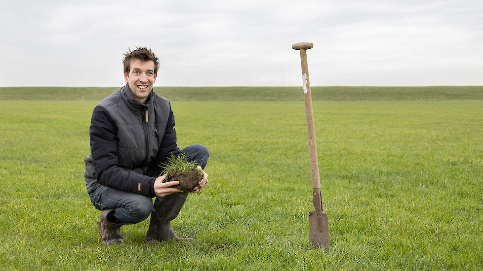 Melkveehouder Peter van Adrichem heeft allerlei maatregelen genomen om koolstof in de bodem op te slaan. Een nieuw verdienmodel ziet hij er echter nog niet in.