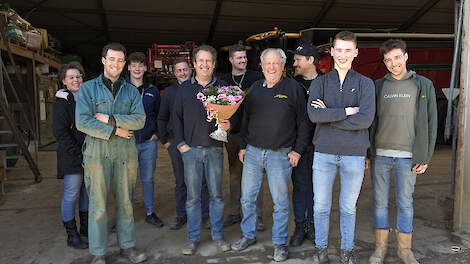 Familie Ippel en Marijn Vermuë nomineerden hun loonwerker, in het midden met de bloemen de winnende Van Wijgerden met zijn vader, oprichter van het bedrijf.