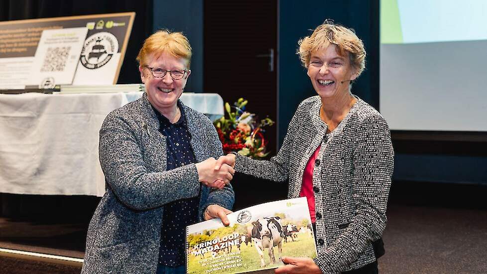 De stoppende Biohuis-bestuurder Maria Buitenkamp (links) overhandigde op 7 december jl. het Biohuis-sectorplan aan Inge Lardinois, ministerie van LNV.