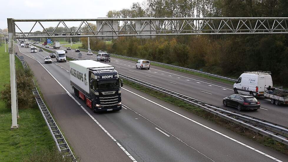 De A12, waar het nieuwe deel van de A15 op uit moet gaan komen. Archeifbeeld.