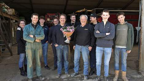 Familie Ippel en Marijn Vermuë nomineerden hun loonwerker, in het midden met de bloemen de winnende Van Wijgerden met zijn vader, oprichter van het bedrijf.