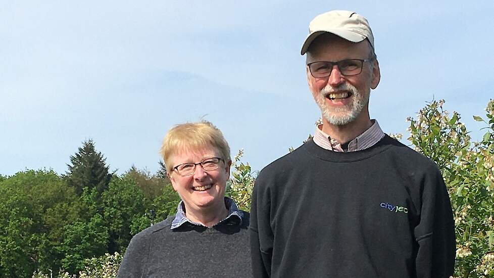 Maria Buitenkamp en partner Edo Biewinga op hun biologische bosbessenbedrijf.