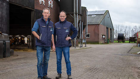 Jan (links) en Teun Gieben: „We hebben 11 procent emissiereductie ammoniak gerealiseerd, met nog steeds 3,9 procent eiwit en 5 procent vet. Ook is de melkproductie gelijk gebleven.”