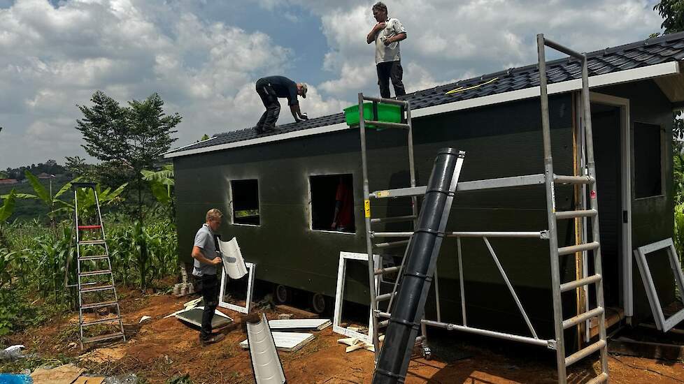 Opbouwen van de eerste kipcaravan in Oeganda