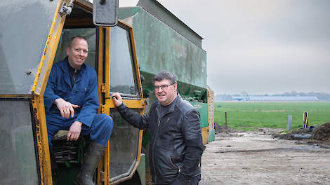 Melkveehouder Gert-Jan Warringa (links) en akkerbouwer Tienus Berkepies werken al jaren intensief samen.