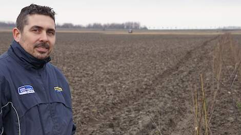 Dick Harinck is blij met de geplantte haag: niet-productieve grond maar met een vitaal en bodemverbeterend gewas.