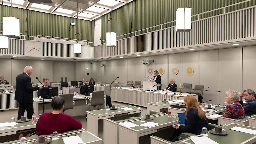 Eerste Kamerlid Gert-Jan Oplaat van BBB (links) stelt een vraag aan demissionair stikstofminister Christianne van der Wal (rechts).