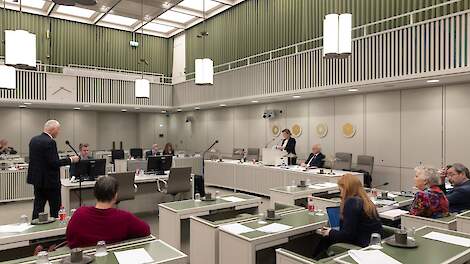 Eerste Kamerlid Gert-Jan Oplaat van BBB (links) stelt een vraag aan demissionair stikstofminister Christianne van der Wal (rechts).