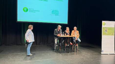 Gerda van Eck (AgroAgenda Noord-Nederland) intreviewt de landbouwgedeputeerden Henk Emmens, Femke Wiersma en Jisse Otter.