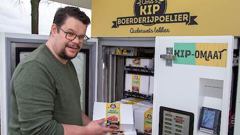 Vleeskuikenhouder Christian van Bommel verkoopt verse kip vanaf zijn pluimveebedrijf. Achteraf gezien, had hij de kipautomaat liever wat eerder aangeschaft, want de kipautomaat bevalt hem goed.