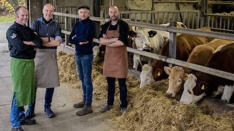 Vlnr: Gijs Verveda (DGW Arnhem), Bert Nijkamp (DGW Apeldoorn), biologisch rundveehouder Albert Hassink en Bas Derksen (DGW Nijmegen).