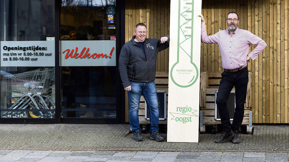 Vleesveehouder Jos Bolk opent samen met aardbeienkwerker Arno De Beijer (links) een eigen stadsboerderijwinkel in Nijmegen.