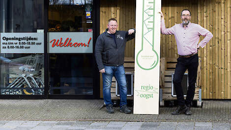 Vleesveehouder Jos Bolk opent samen met aardbeienkwerker Arno De Beijer (links) een eigen stadsboerderijwinkel in Nijmegen.