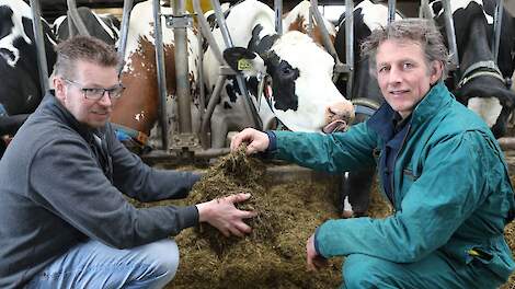 Melkveehouder Arend den Hartog (links) voegt op advies van voeradviseur Marcel Gerritsen (rechts) standaard een kuiltoevoegmiddel toe.