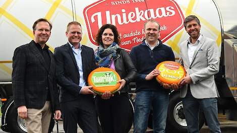 Van links naar rechts: Ron Krekels (algemeen directeur Uniekaas Holland), Guus Mensink (bestuursvoorzitter DOC Kaas), Leonie en Frans Zanderink (melkveehouders), Menno Wigtman (inkoopmanager Jumbo Supermarkten)