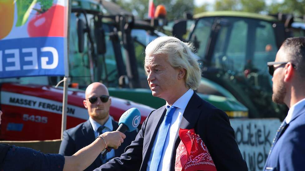 Geert Wilders (PVV) is namens de PVV mede-indiener van de vragen.