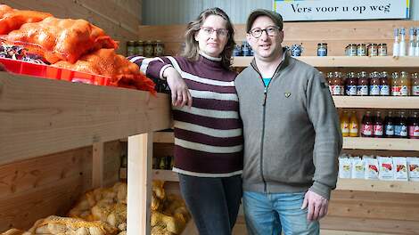 Legpluimveehouders Petra en Wilco van den Broek in hun boerenlandwinkel in Otterlo.