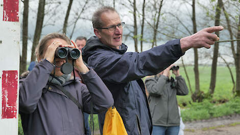 Peter van den Brink laat de bezoekers zien wat er in het veld gebeurt aan agrarisch natuurbeheer.