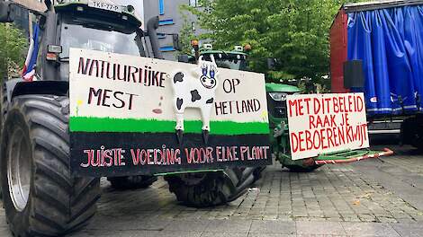 Trekkers met leuzen bij het boerenprotest in Brussel op 16 april.