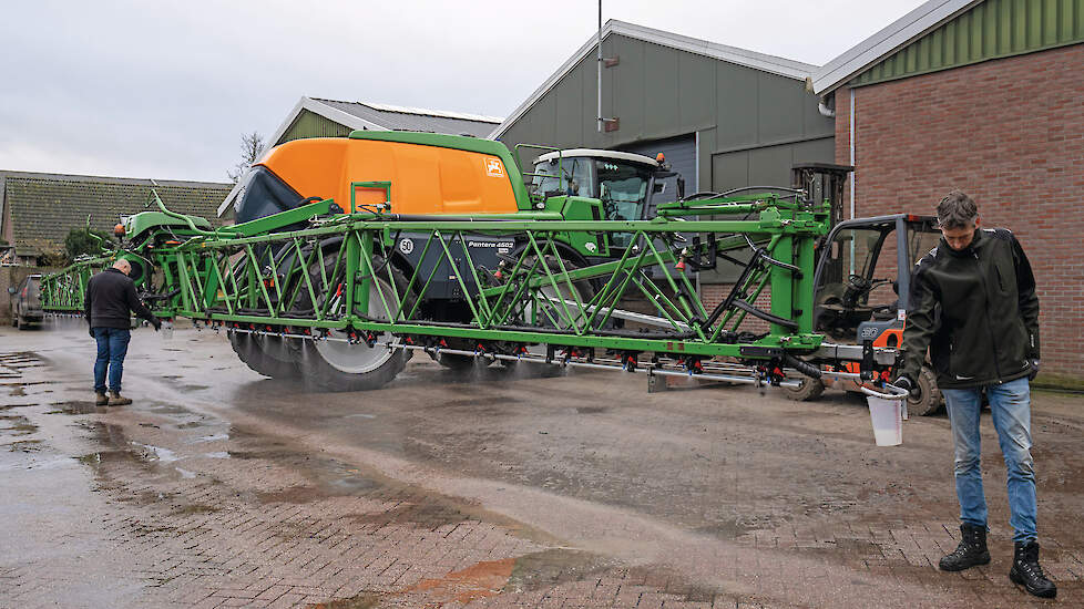 Onafhankelijk onderzoekers Gerard Meuffels (links) en Rik de Werd voeren in opdracht van CLM en Schoon Water Brabant metingen uit bij veldspuiten. Na iedere reinigingsbeurt wordt een monster genomen afkomstig uit de spuitboom om de mate van verdunning te