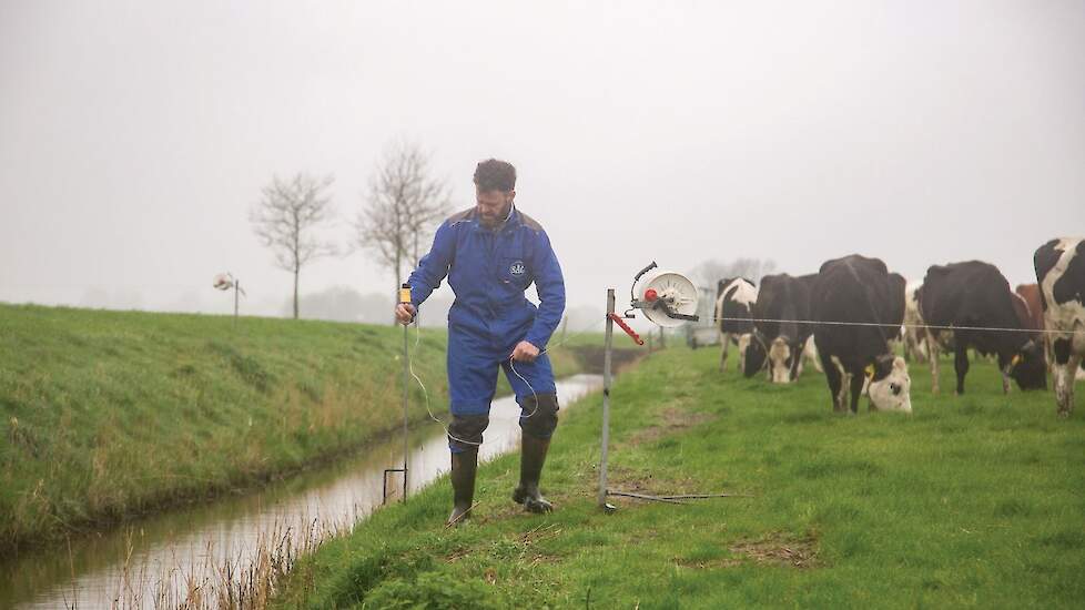 In het weideseizoen verzet Erik van der Velde wel vijf keer per dag de afrastering om de koeien zoveel mogelijk schoon gras aan te bieden.