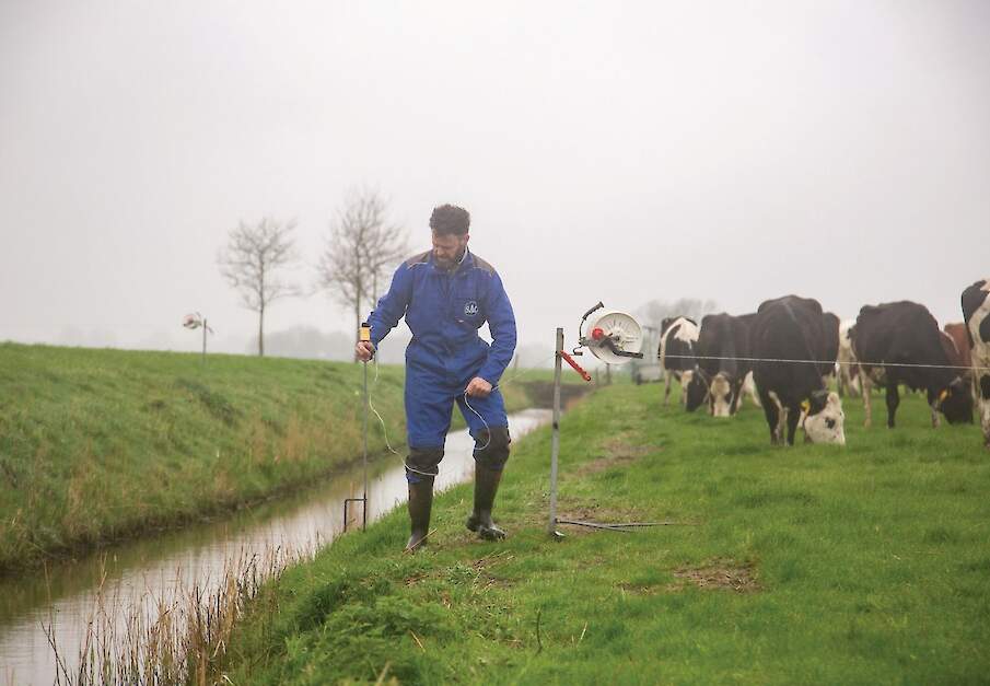 In het weideseizoen verzet Erik van der Velde wel vijf keer per dag de afrastering om de koeien zoveel mogelijk schoon gras aan te bieden.