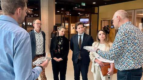 Tweede Kamerleden ontvingen vandaag van LTO/NOP-voorzitter Kees de Jong een zakje mestkorrels om te laten zien dat de pluimveesector geen mestprobleem heeft.