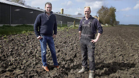 Akkerbouwer en pluimveehouder Maarten van Hal (rechts) startte een kavelruiltraject. Erik Bonte (links), kavelruilcoördinator voor West-Zeeuws-Vlaanderen, haakte aan voor begeleiding.