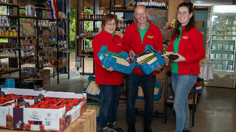 Op het bedrijf van Mieke, Piet en Fenna van Iersel kwam vier jaar geleden een nieuwe winkel waar naast asperges ook streekproducten te koop zijn.