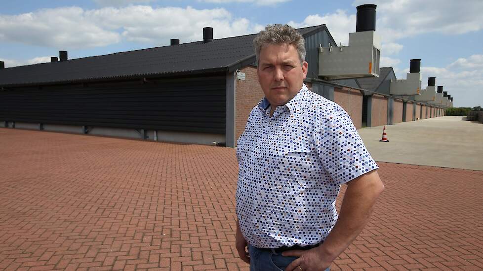 Twan Engelen voor het opfokbedrijf aan de Zandstraat in Someren.