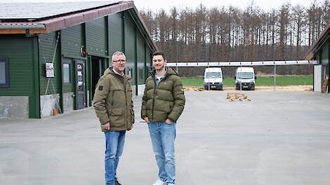 Familie Schumacher, bestaande uit vader Heiner (54), zoon Mats (24) en zoon Jan (28, ontbreekt op de foto), bouwde twee nieuwe stallen voor ieder 6.000 biologische leghennen.