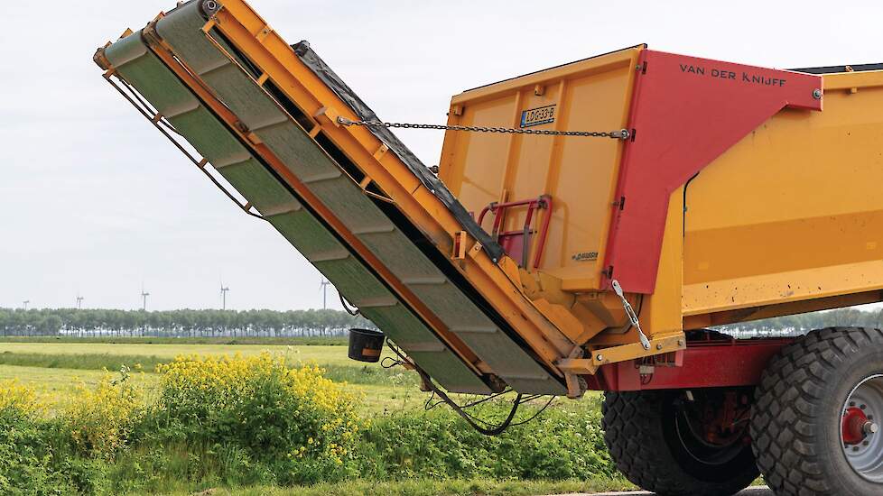 Agro in Zeewolde monteerde een dubbele transportband achter de kipper, die bijna de volledige bakbreedte van de kipwagen bestrijkt. Snel wisselen tussen wagens zit er niet in, maar dat is bij deze bakinhoud ook niet vereist.