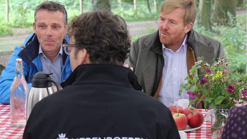 Archieffoto: Koning Willem-Alexander in gesprek met Herenboeren.