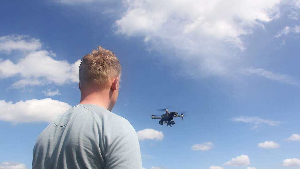 Gerko Zinger vliegt voor Agrarisch Natuur Drenthe met een drone bij boeren.