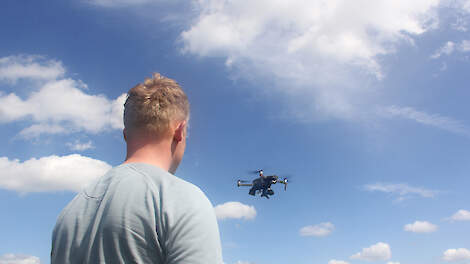 Gerko Zinger vliegt voor Agrarisch Natuur Drenthe met een drone bij boeren.