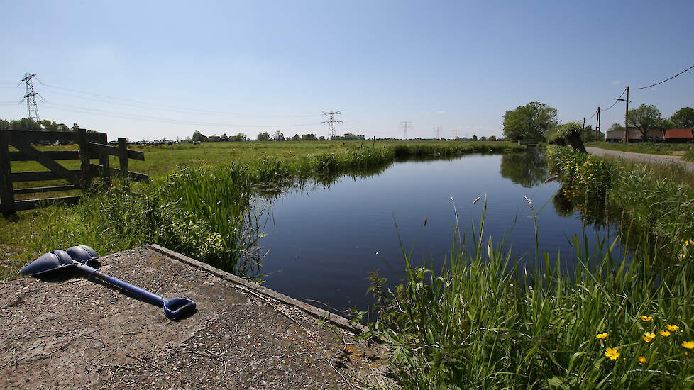 Boeren en burgers in de Krimpenerwaard stellen dat door afplaggen bodemdaling ontstaat, dat bodemleven verdwijnt en dat kostbare landbouwgrond verloren gaat.