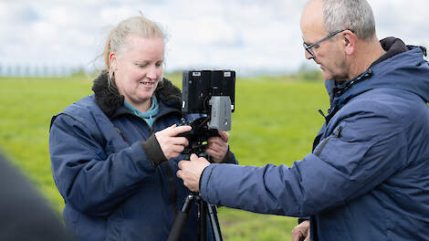 Piet geeft nog wat uitleg over het dronen aan melkveehoudster Karin Hakvoort.