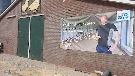 Ook pluimveevlees wordt gepromoot door pluimveehouders tijdens de publieksactie van boeren en tuinders zoals door vleeskuikenhouder Eric Tankink uit het Achterhoekse Aalten (GD).