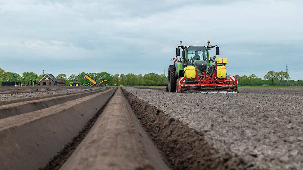 De belangrijkste tak van sport op het akkerbouwbedrijf van Robin Bouwmeester is de teelt van pootaardappelen. Hier wordt een perceel op afstand gepoot.