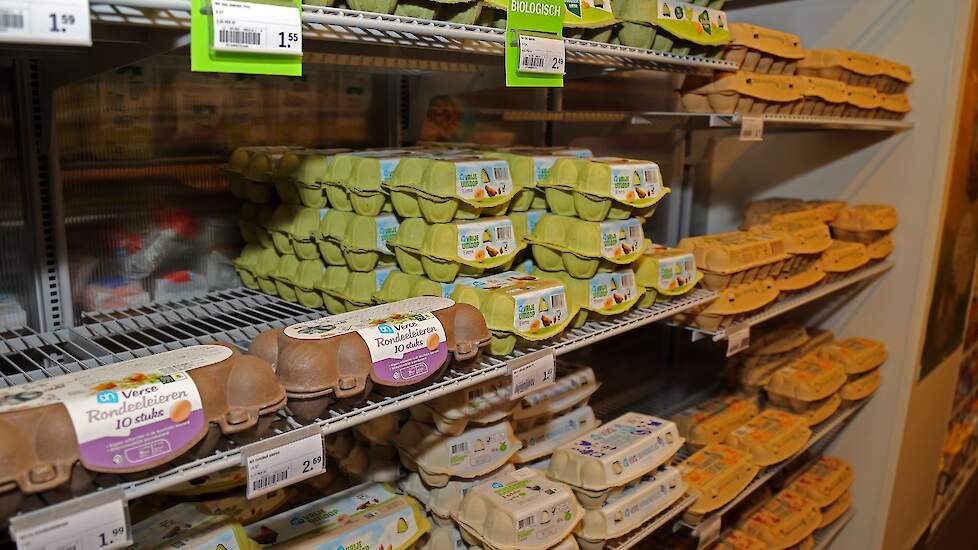 Vanaf begin juli liggen er enkel nog witte gangbare eieren van het eigen merk in de supermarkt schappen van de winkel van Albert Heijn in Nederland en België.