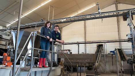 Moeder Hannie (l) verzorgt de mestboekhouding. Tim Alders heeft de leiding over de mestfabriek.