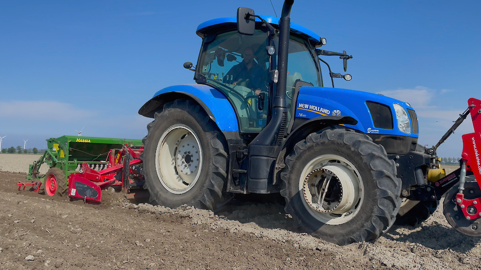 Het zaaien van kikkererwten bij Laan Landbouw in Tollebeek.