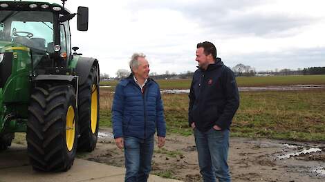 Technical Accountmanager Harry Hansma van Certis Belchim (l) in gesprek met teler Niek Hermans.