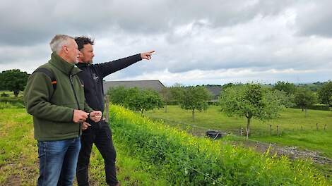 Bjorn Kleijnen (rechts) en Theo Bakker, landelijk coördinator natuurinclusieve landbouw bij Staatsbosbeheer.