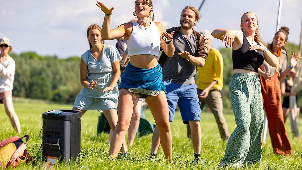 Birk geeft een dansworkshop tijdens het BD feest van de Eeuw op Warmonderhof